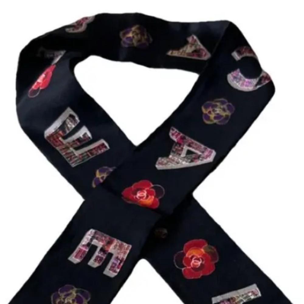 CHANEL
Silk Bandeau Scarf Black Multicolor
Designer Black and Pink Scarf in Box - Picture 2 of 7